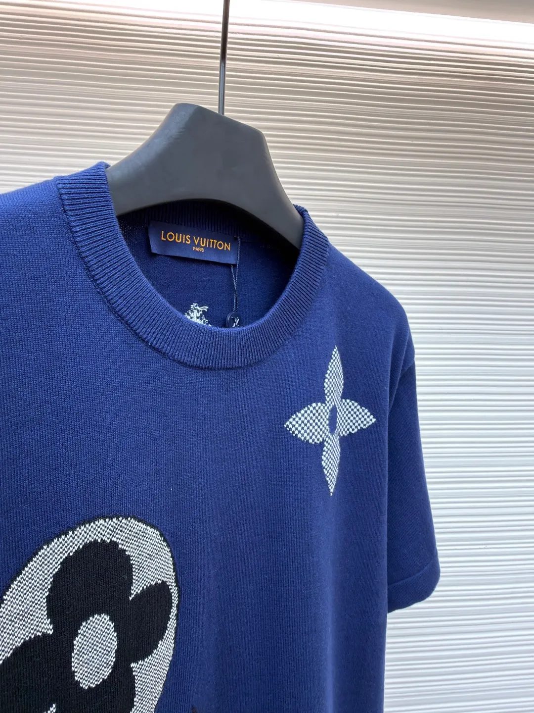 LOUIS VUITTON SKI ski series knitted intarsia round neck short-sleeved T-shirt ●Original version: Purchased and developed for 15999 ●Item number: 1681456-A85 ●Fabric: cotton fabric ●Technology: knitted intarsia production ●Color: blue ●Version: fitted version ●Weight: about 320 grams ●Size: XS-S-M-L ●Description: This T-shirt is made of high-quality knitted fabric, with a soft and crisp texture. The dark blue tone shows a high-end texture. The round neck structure adopts precision hemming technology, and the neckline fits the neck and is not easily deformed. The body of the garment is covered with the brand's classic logo, using a combination of jacquard and embroidery techniques. Different logo textures are three-dimensional and rich in color, highlighting the brand's high recognition. The body of the garment is sewn using industrial-grade flat seam technology. The stitches are smooth and even, and the stitches at the hem and cuffs are fine and firm. From the selection of knitted fabrics to the detailed control of logo technology, every process reflects Louis Vuitton's pursuit of craft precision and creative design. It not only retains the daily practicality of the T-shirt, but also demonstrates the brand's light luxury recognition through multiple logos. It is a fusion of knitting technology and fashion design. The overall wiring is straight and delicate, the fabric is comfortable and soft, and the color is consistent without color difference. It can be matched with the same style to create a fashionable look and control various occasions. Customized accessories, complete with three standards, same style for men and women!